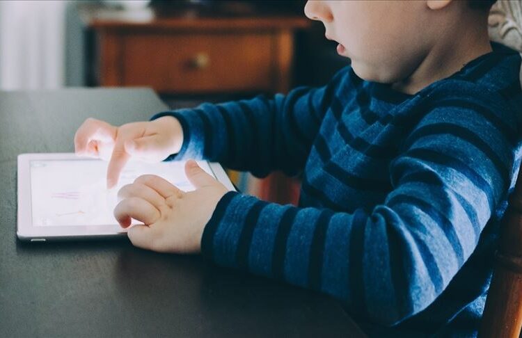 Tuna Cevher yazdı I Telefon ve tablet çocuk omurgasını tehdit ediyor: Skolyoz vakasında endişe verici artış