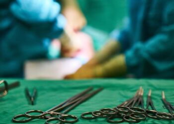 Diş hekiminin yaptığı estetik operasyon sonrası göğüslerini kaybetti