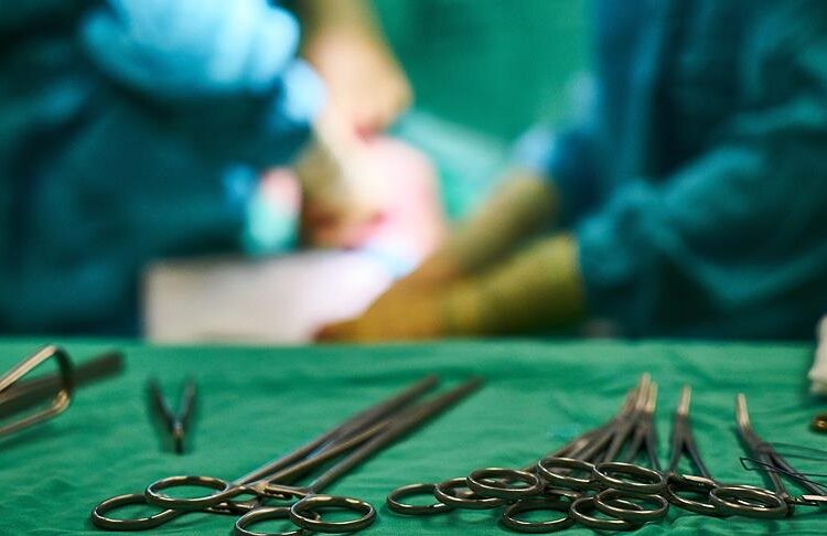 Diş hekiminin yaptığı estetik operasyon sonrası göğüslerini kaybetti