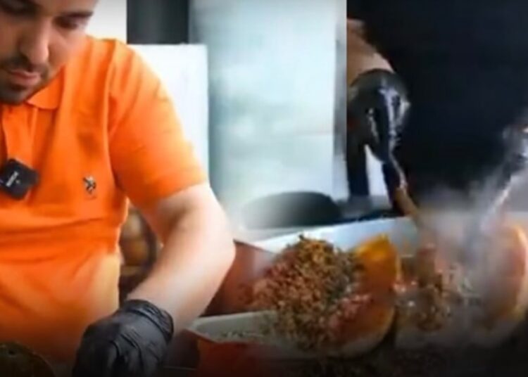 Sosyal medyada çektiği videolarla tanınıyordu: Ünlü tantunici at ve eşek eti yedirmiş 1 Sosyal medyada çektiği videolarla tanınıyordu: Ünlü tantunici at ve eşek eti yedirmiş