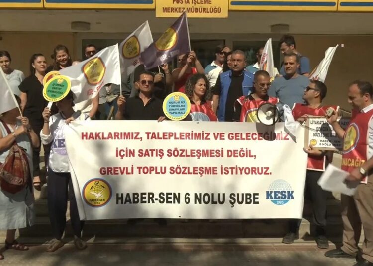 Eylem yapan TRT ve PTT çalışanları zam talep etti 1 Eylem yapan TRT ve PTT çalışanları zam talep etti