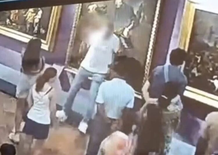 Selfie çekinmek isterken 3 asırlık tabloya zarar verdi