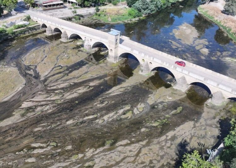 Tunca Nehri'nde su seviyesi kritik düzeye düştü 1 Tunca Nehri’nde su seviyesi kritik düzeye düştü