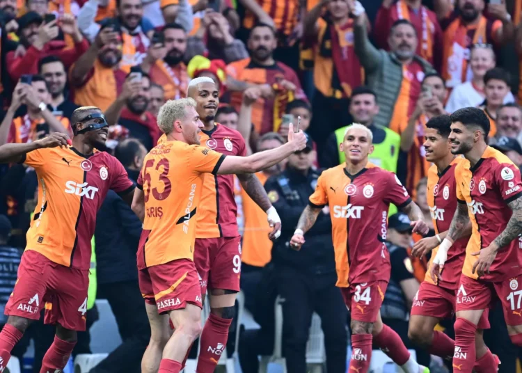 Galatasaray, iki yıldızla yollarını ayırdı 1 Galatasaray, iki yıldızla yollarını ayırdı