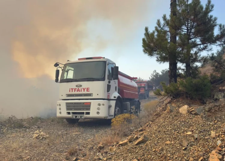 Bursa'da yangına müdahale eden itfaiye eri kalp krizi sonucu hayatını kaybetti 1 Bursa’da yangına müdahale eden itfaiye eri kalp krizi sonucu hayatını kaybetti
