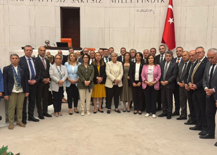 Zeydan Karalar tutuklandı, CHP'li vekiller Meclis'te kürsüyü işgal etti 1 Zeydan Karalar tutuklandı, CHP’li vekiller Meclis’te kürsüyü işgal etti