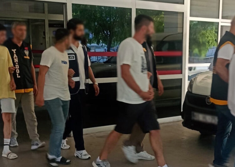Manisa'da “FETÖ” yalanıyla 70 yaşındaki kişiyi 1,2 milyon TL dolandırdılar 1 Manisa’da “FETÖ” yalanıyla 70 yaşındaki kişiyi 1,2 milyon TL dolandırdılar