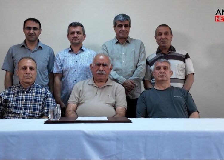 Abdullah Öcalan'dan YPG'ye mesaj mı?: Tüm kesimlerin sürece katılımı hayati ihtiyaç 1 Abdullah Öcalan’dan YPG’ye mesaj mı?: Tüm kesimlerin sürece katılımı hayati ihtiyaç