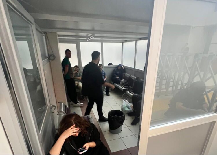 İsrail'i protesto eden 12 gence kötü muamele 1 İsrail’i protesto eden 12 gence kötü muamele