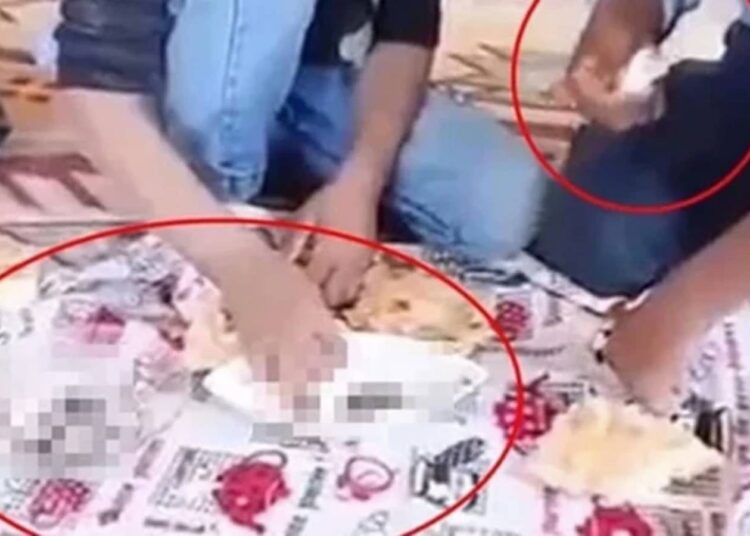 4 çocuğa hayvan dışkısı yedirdiği iddia edilen üvey ağabey gözaltına alındı 1 4 çocuğa hayvan dışkısı yedirdiği iddia edilen üvey ağabey gözaltına alındı
