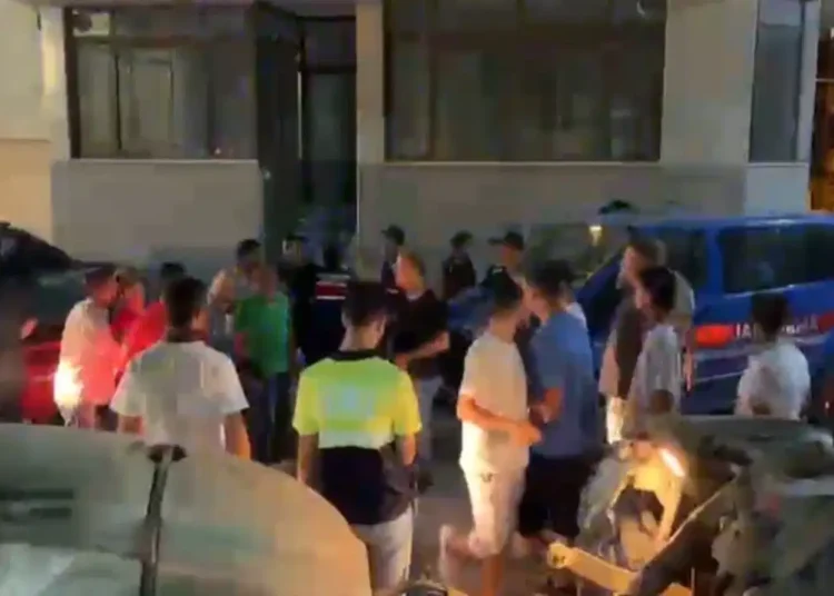 Yangın yerinde 'hırsızlık' iddiası: Tekme tokat dövüldü, linçten jandarma kurtardı 1 Yangın yerinde ‘hırsızlık’ iddiası: Tekme tokat dövüldü, linçten jandarma kurtardı