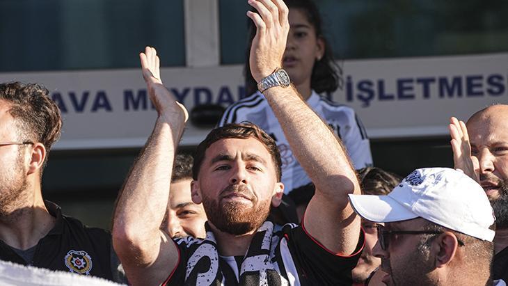 Orkun Kökçü İstanbul'a geldi, gözyaşlarını tutamadı 1 Orkun Kökçü İstanbul’a geldi, gözyaşlarını tutamadı