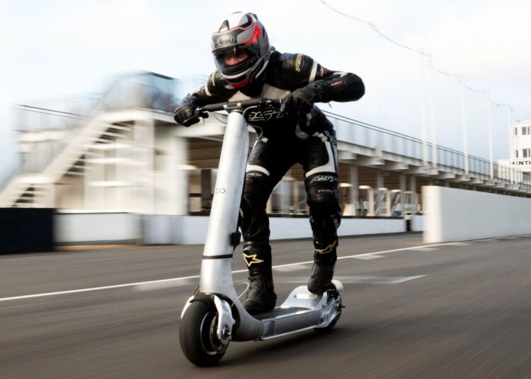 Dünyanın en hızlı elektrikli scooter’ı tanıtıldı: Otomobile kafa tutuyor, fiyatı dudak uçuklatıyor 1 Dünyanın en hızlı elektrikli scooter’ı tanıtıldı: Otomobile kafa tutuyor, fiyatı dudak uçuklatıyor