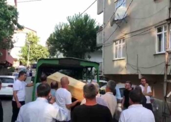Gece vakti tartıştığı anne ve babasını bıçaklayarak öldürdü