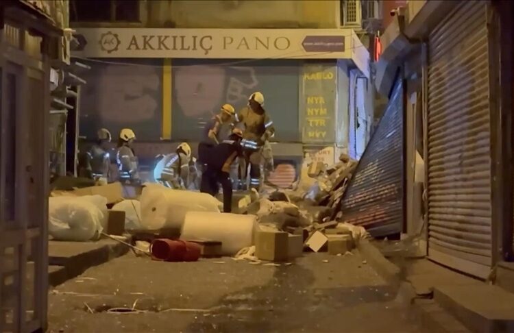 Beyoğlu'nda patlama sonrası iki katlı bina çöktü 1 Beyoğlu’nda patlama sonrası iki katlı bina çöktü