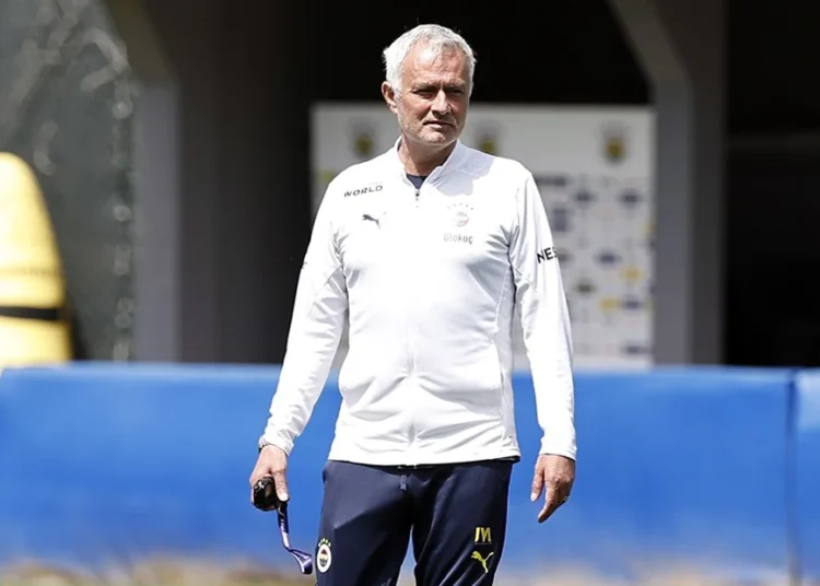 Fenerbahçe baştan sona yenileniyor: 13 futbolcu ile yollar ayrılacak 1 Fenerbahçe baştan sona yenileniyor: 13 futbolcu ile yollar ayrılacak
