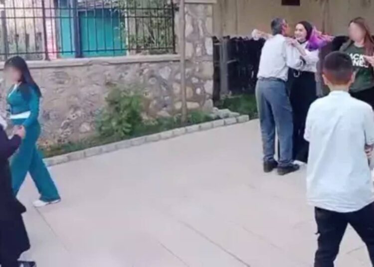 Babasının çiçekle karşıladığı Çimen, ilk 11 bine girdi 1 Babasının çiçekle karşıladığı Çimen, ilk 11 bine girdi