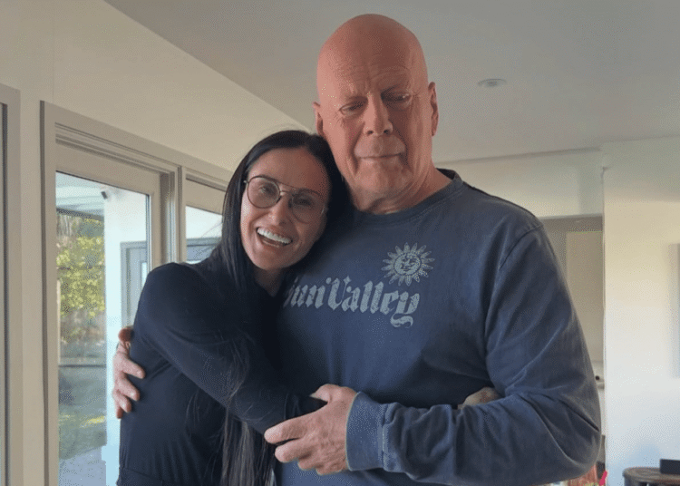 Demans hastası Bruce Willis'ten üzücü haber: Artık konuşamıyor, okuyamıyor ve yürüyemiyor 1 Demans hastası Bruce Willis’ten üzücü haber: Artık konuşamıyor, okuyamıyor ve yürüyemiyor