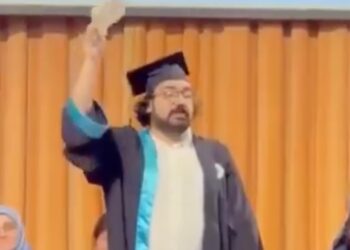 Mezuniyette diplomasını yırtan genç gözaltına alındı