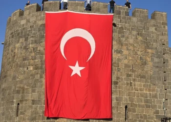 Diyarbakır'daki tarihi surlara Türk bayrakları asıldı 7 Diyarbakır’daki tarihi surlara Türk bayrakları asıldı