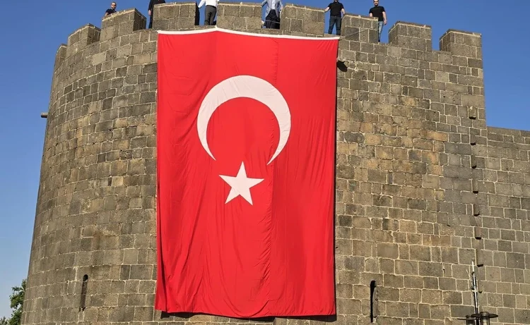 Diyarbakır’daki tarihi surlara Türk bayrakları asıldı