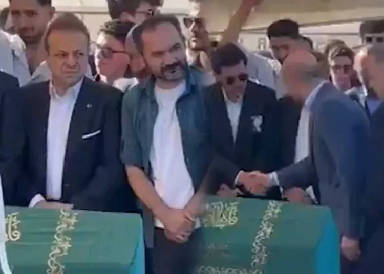 Yiğit Bulut’un cenazesine katılan Bilal Erdoğan, Egemen Bağış ile tokalaşmadı