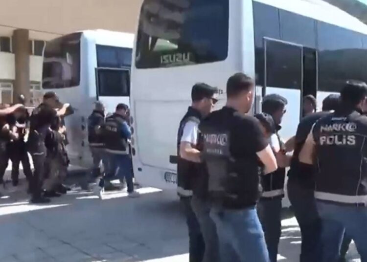 Saraçhane'de gözaltına alınan 13 genç hakkında tutukluluğa devam kararı 1 72 ilde yapılan uyuşturucu operasyonlarında bin 933 kişi gözaltına alındı