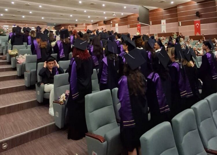 Hacettepe Üniversitesi öğrencileri diploma töreninde Rektör Güran'a sırtını döndü 1 Hacettepe Üniversitesi öğrencileri diploma töreninde Rektör Güran’a sırtını döndü