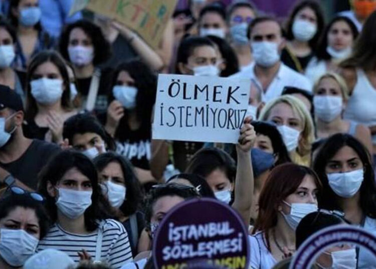 Eski eşine 13 el ateş eden iş insanı, "öldürme kastı olmadığı" için serbest bırakıldı 1 Eski eşine 13 el ateş eden iş insanı, “öldürme kastı olmadığı” için serbest bırakıldı