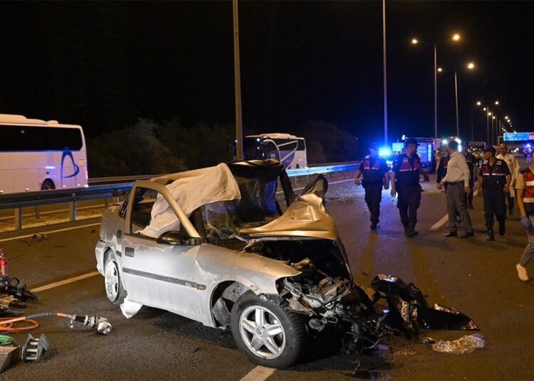 Ters yöne giren araç kazaya neden oldu: 2 ölü 1 Ters yöne giren araç kazaya neden oldu: 2 ölü