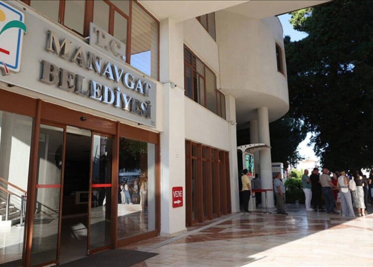 Manavgat Belediyesine yönelik zimmet, rüşvet soruşturmasında 24 kişi gözaltına alındı 1 Manavgat’ta belediye başkanvekilliğine CHP’li Mehmet Çiçek seçildi