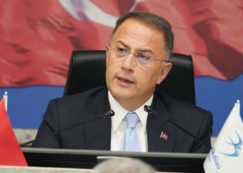 Beylikdüzü Belediye Başkanı Çalık, yeniden İzmir Buca Cezaevi'ne götürüldü 4 Tutuklu Beylikdüzü Belediye Başkanı Murat Çalık ameliyata alındı