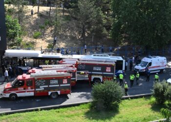 Ankara’da belediye otobüsü üst geçide çarptı, 20 kişi yaralandı