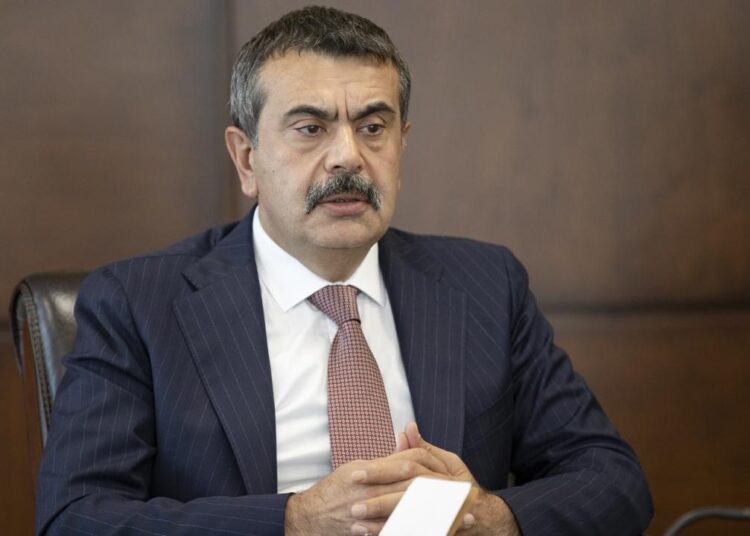Yusuf Tekin'den kafa karıştıran LGS açıklaması: Bir arkadaşımız nasıl olduysa cep telefonuyla girmiş 1 Yusuf Tekin’den kafa karıştıran LGS açıklaması: Bir arkadaşımız nasıl olduysa cep telefonuyla girmiş