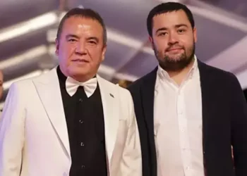Yurt dışından dönen Muhittin Böcek’in oğlu Gökhan Böcek gözaltına alındı 7 Yurt dışından dönen Muhittin Böcek’in oğlu Gökhan Böcek gözaltına alındı
