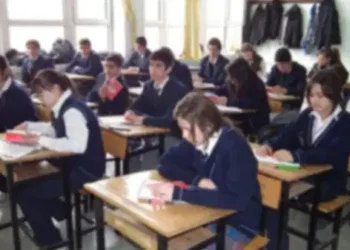 Düzce’de Anadolu Lisesi’nde “haremlik-selamlık” uygulaması
