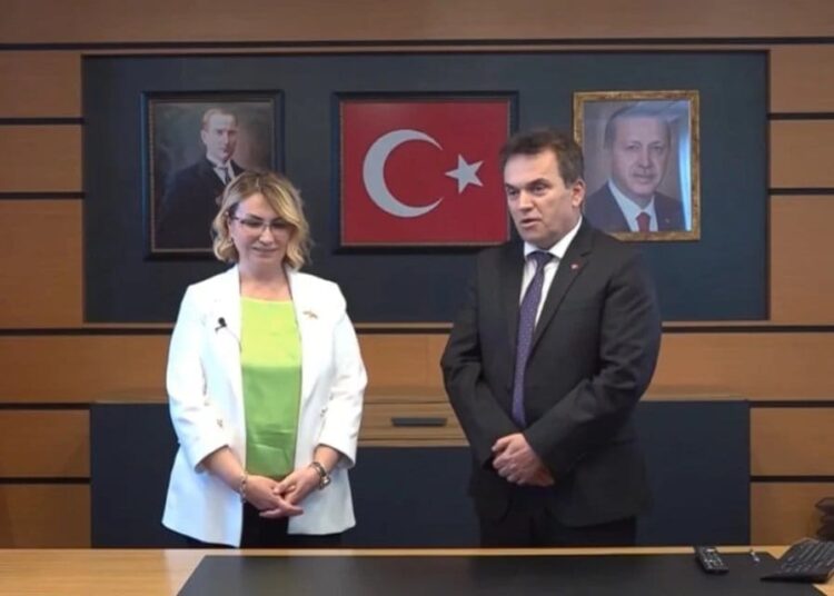 CHP'den AK Parti'ye geçer geçmez ilk iş Erdoğan'ın portresini astı 1 CHP’den AK Parti’ye geçer geçmez ilk iş Erdoğan’ın portresini astı