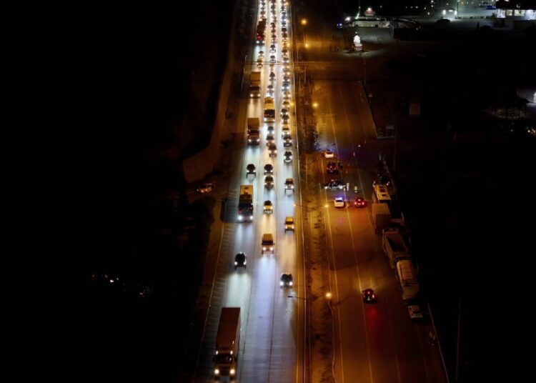 Kimyasal madde ve boya yüklü TIR, 8 kilometre boyunca yandı