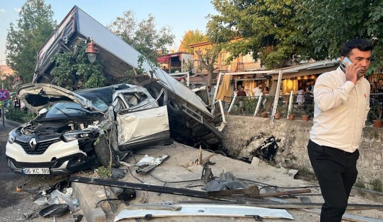 Freni patlayan kamyon, 10 aracı biçti: 3 yaralı