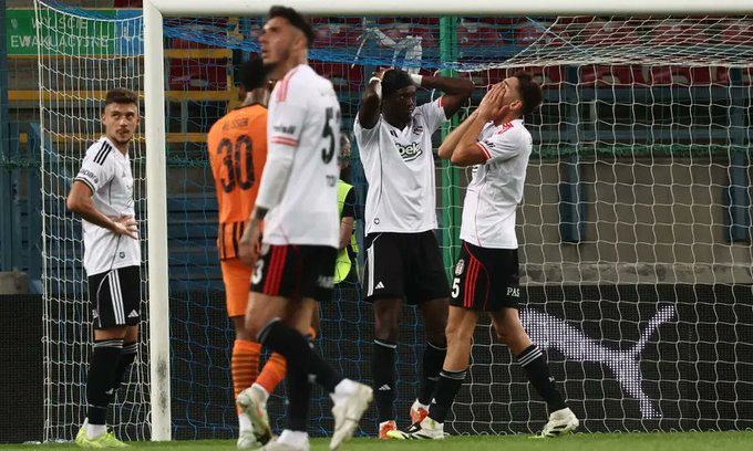 Nihat Kahveci'den canlı yayında Beşiktaş isyanı: "Takım çöküyor!" 1 Nihat Kahveci’den canlı yayında Beşiktaş isyanı: “Takım çöküyor!”