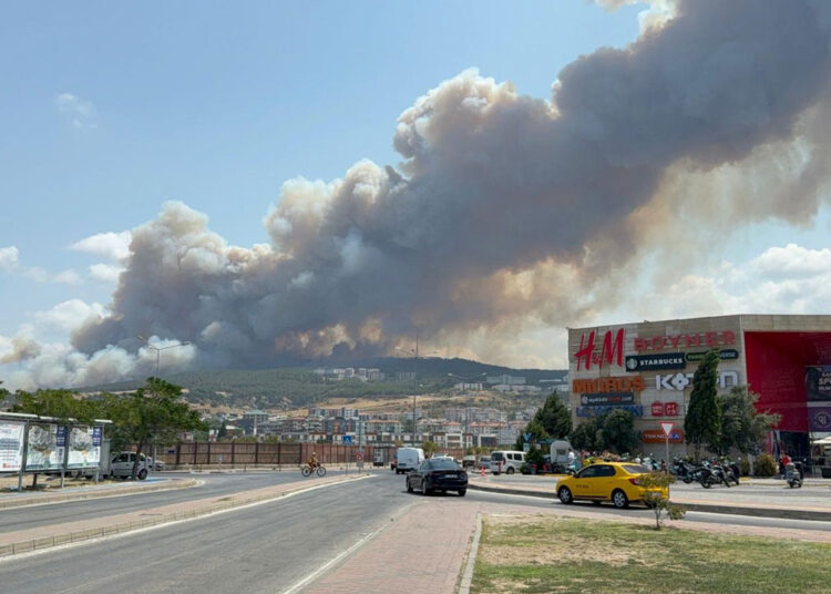 Çanakkale'de orman yangını: Alevler, yerleşim yerlerine yaklaştı, bazı alanlar tahliye edildi 1 Çanakkale’de orman yangını: Alevler, yerleşim yerlerine yaklaştı, bazı alanlar tahliye edildi