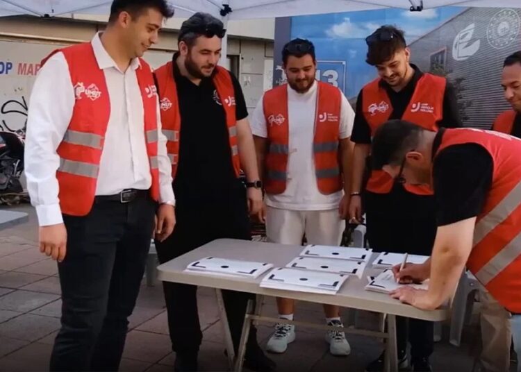 CHP’li gençler ücretsiz diploma dağıttı 1 CHP’li gençler ücretsiz diploma dağıttı