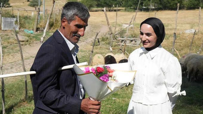 Muşlu Çimen yüzde yüz bursla üniversiteye yerleşti: Babasına çiçek götürdü 1 Muşlu Çimen yüzde yüz bursla üniversiteye yerleşti: Babasına çiçek götürdü