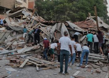 Balıkesir’de 6,1 büyüklüğünde deprem: 10 bina yıkıldı