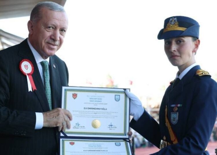 Hava Harp Okulu’nun devre birincisi bu yıl da kadın teğmenlerden