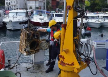 İstanbul’da denizden çamaşır makinası çıkarıldı