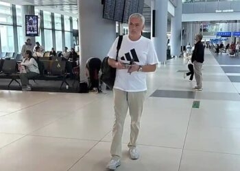 Mourinho, tarifeli uçakla Türkiye’den ayrıldı