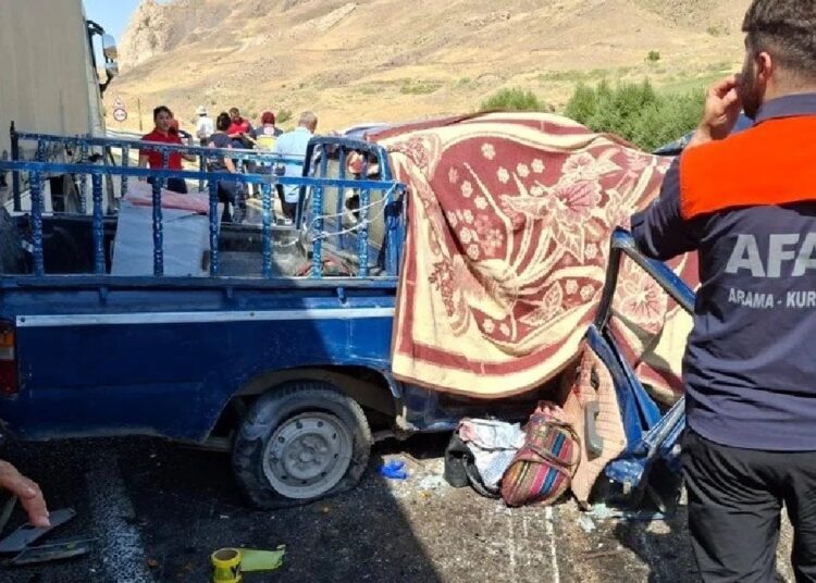 TIR ile bir kamyonet çarpıştı, 4 kişi öldü, 2 kişi yaralandı 1 TIR ile bir kamyonet çarpıştı, 4 kişi öldü, 2 kişi yaralandı