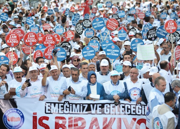 Teklifi beğenmeyen Memur-Sen’den eylem kararı