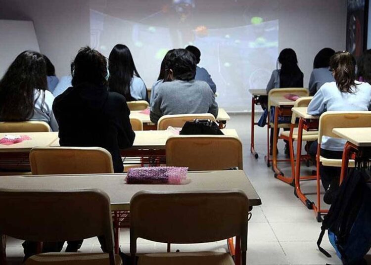 Üsküdar Belediyesi’nden öğrencilere 5 bin liralık eğitim desteği
